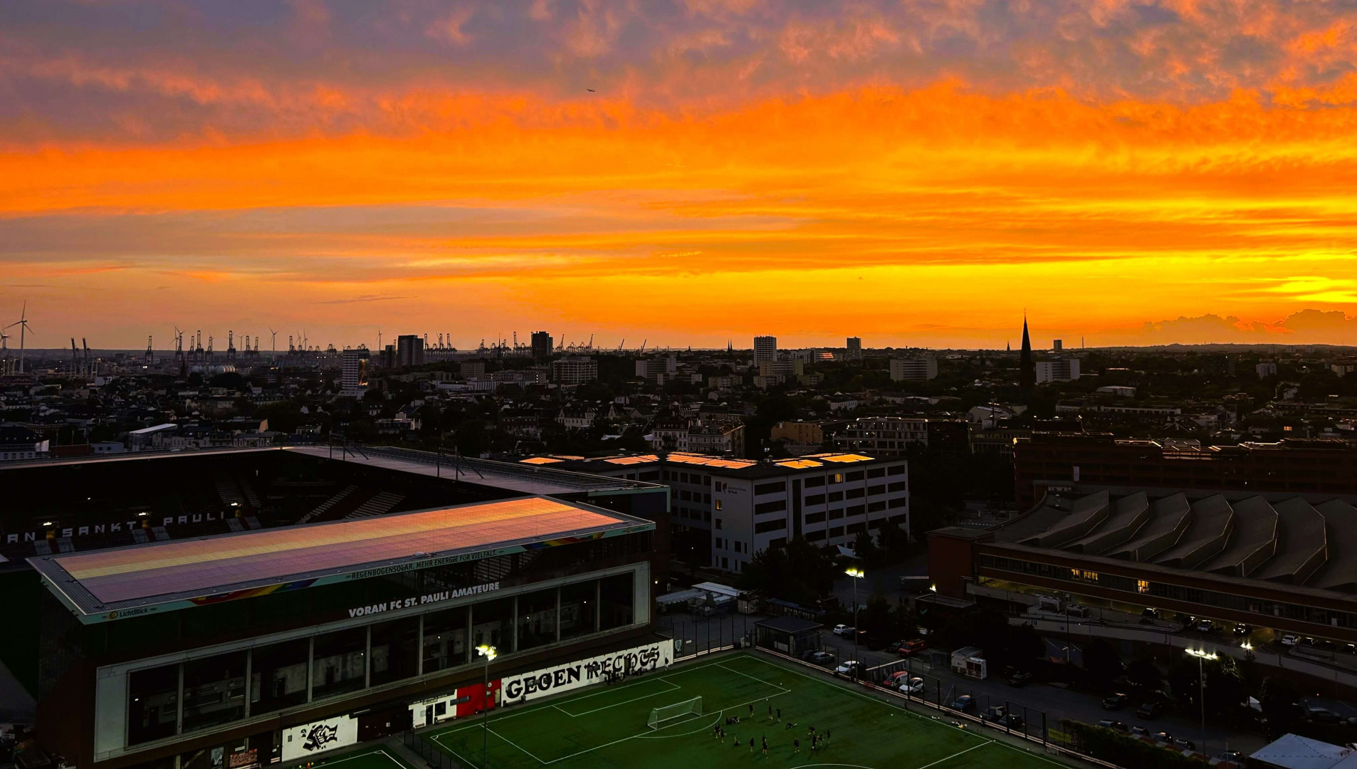Wir haben die erste Regenbogen-Solaranlage weltweit geplant und installiert. / ECM GmbH